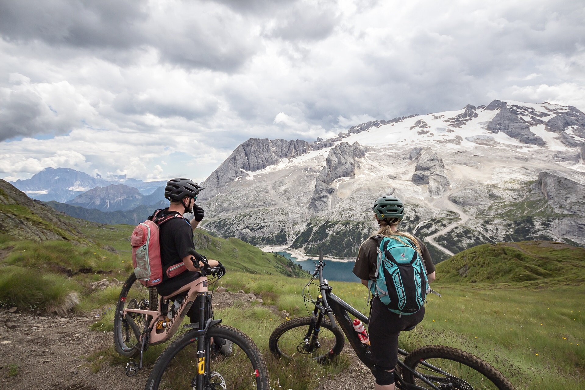 Bike Marmolada | © Archivio Immagini ApT Val di Fassa Persone che vanno in bike di fronte al Lago di Fedaia e la Marmolada in Val di Fassa | © Archivio Immagini ApT Val di Fassa