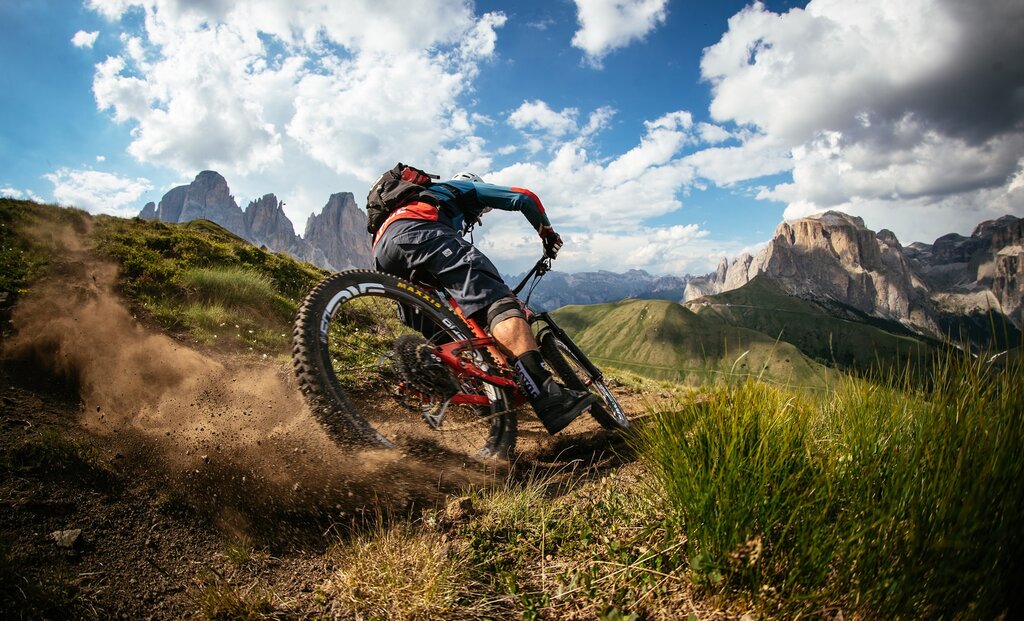 Bike Dolomiti Persona in bike sulle Dolomiti in Val di Fassa