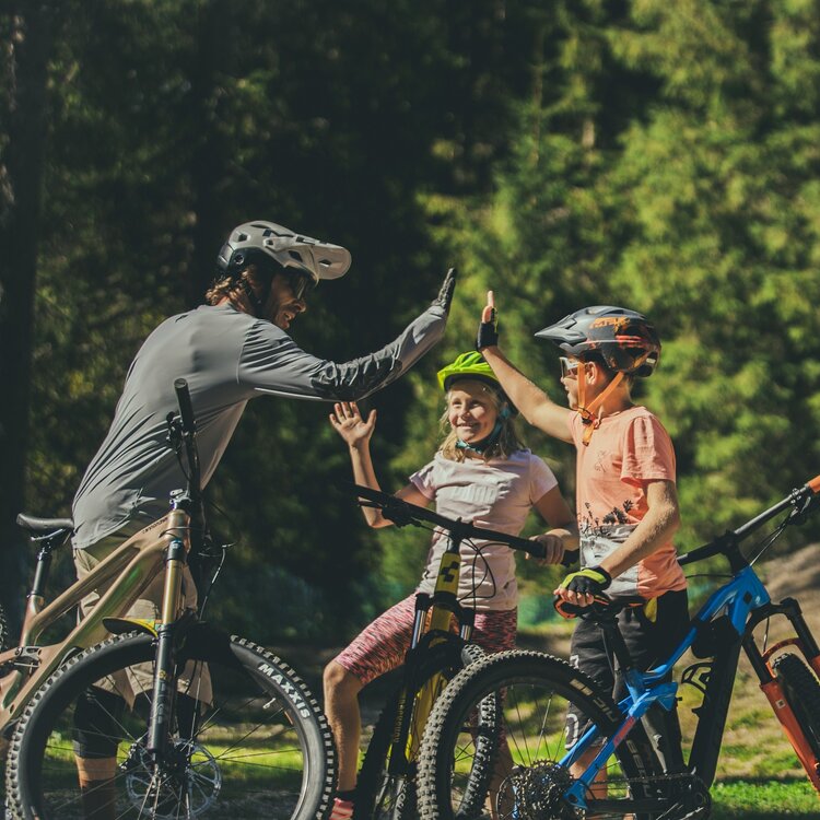 Bambini bike | © Federico Modica  - Archivio Immagini ApT Val di Fassa Bambini e una guida mtb in un bike park in Val di Fassa | © Federico Modica  - Archivio Immagini ApT Val di Fassa