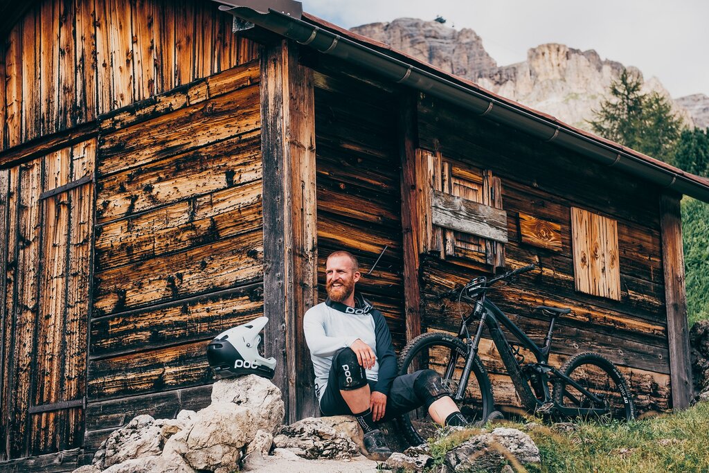 MTB Biker che riposa vicino ad una baita