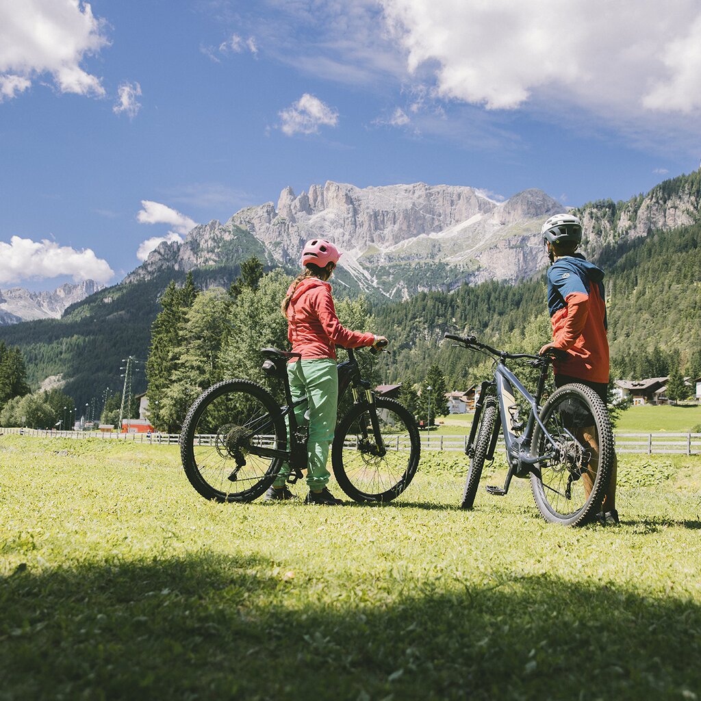 E-Bike in Val di Fassa | © Federico Modica - Archivio Immagini ApT Val di Fassa Bikers a Fontanazzo in Val di Fassa | © Federico Modica - Archivio Immagini ApT Val di Fassa