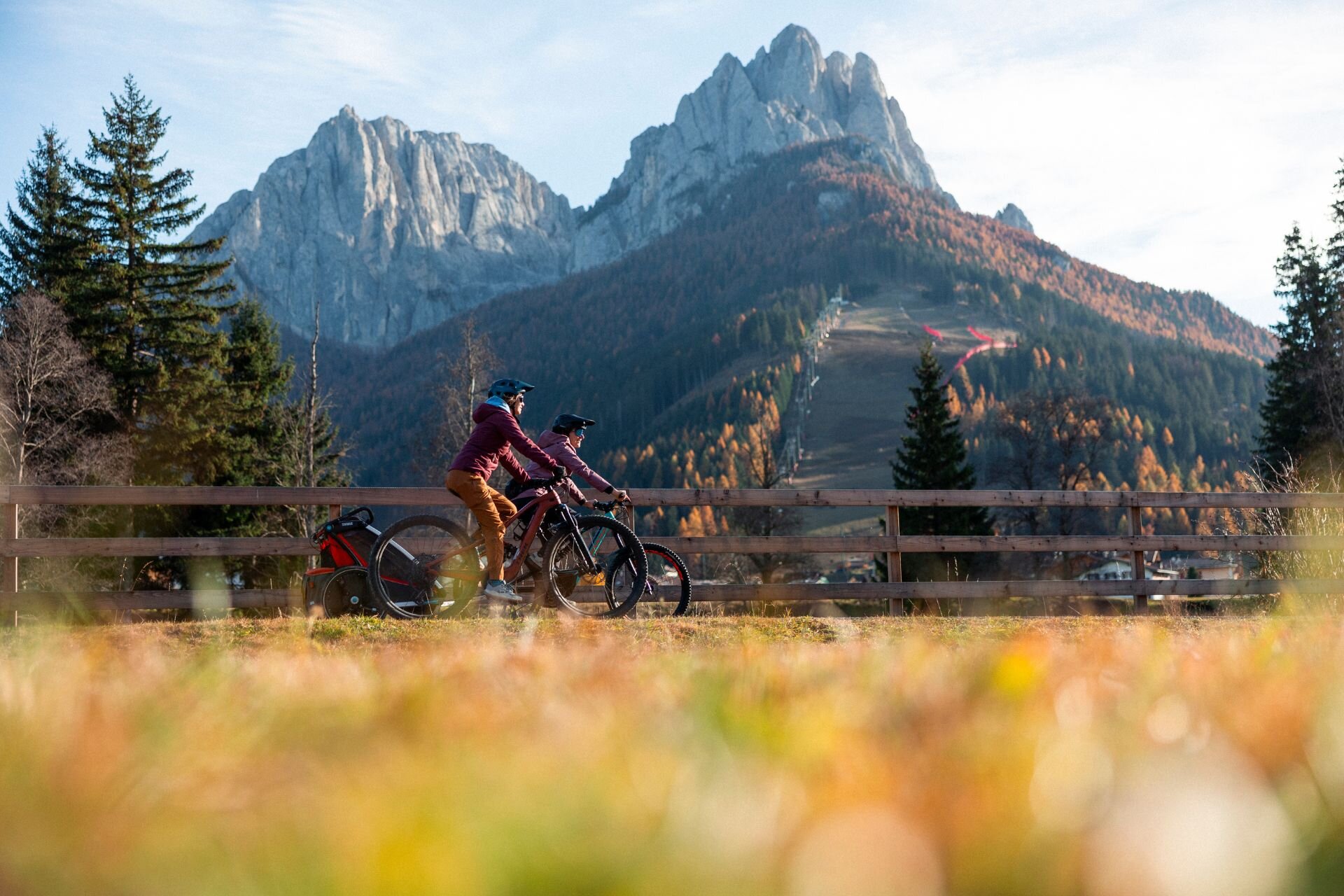 La ciclabile delle Dolomiti in autunno | © Archivio immagini ApT Val di Fassa - Federico Modica Famiglia in bici sulla cilabile in autunno | © Archivio immagini ApT Val di Fassa - Federico Modica