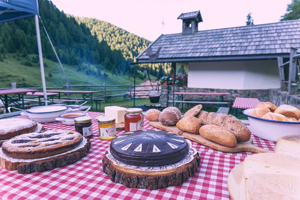 Colazione alla Malga Jumela Colazione alla Malga Jumela per Albe in Malga in Val di Fassa