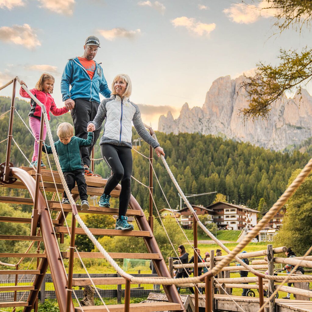 Famiglia al parco giochi | © Mattia Rizzi - Archivio Immagini ApT Val di Fassa Famiglia con due bambini al parco giochi Piciocaa a Pera, in Val di Fassa | © Mattia Rizzi - Archivio Immagini ApT Val di Fassa