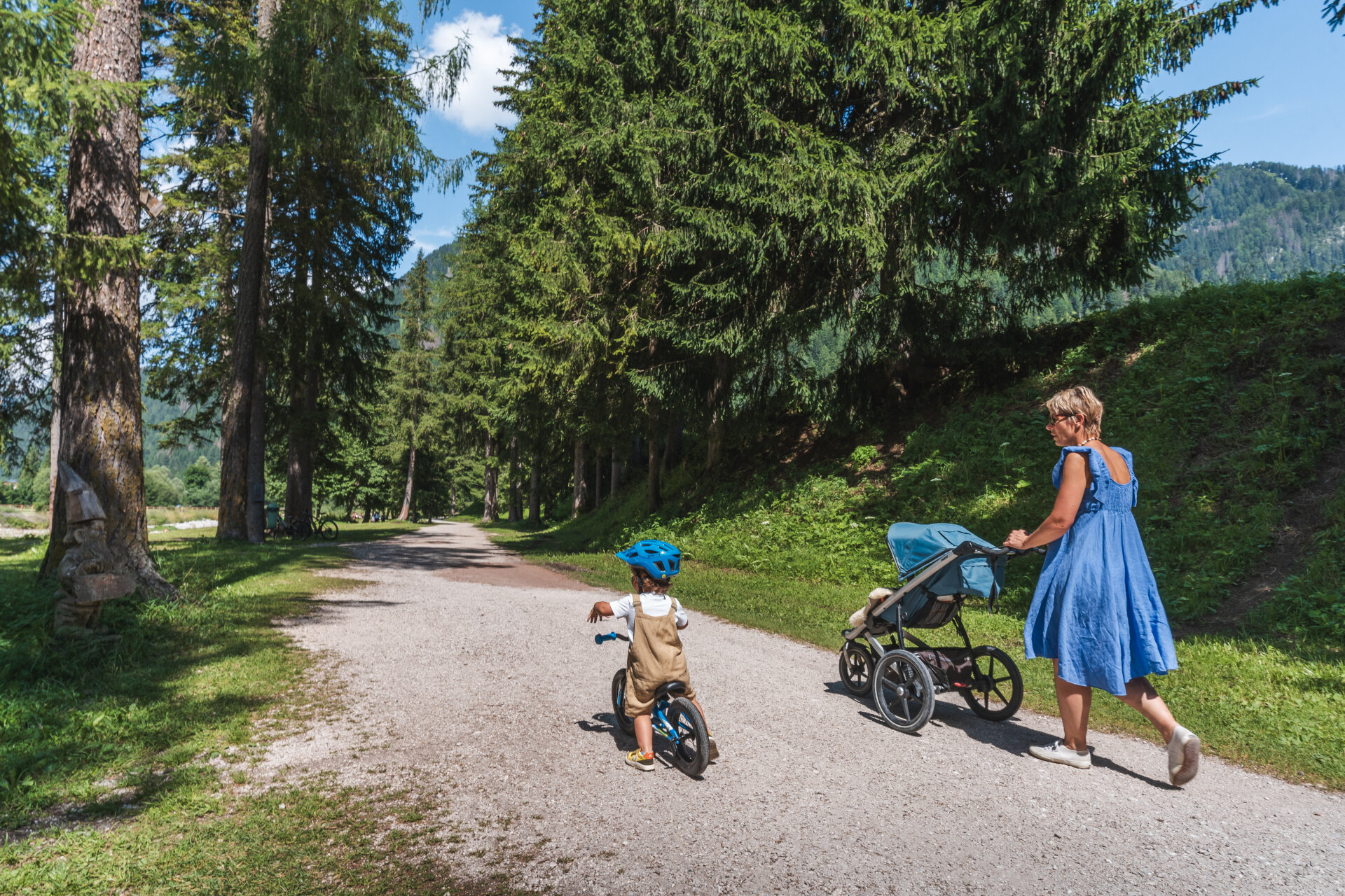 Passeggiata con passeggino e bicicletta | © Patricia Ramirez - Archivio Immagini ApT Val di Fassa Mamma e bambino con passeggino e bicicletta sulla pista ciclabile | © Patricia Ramirez - Archivio Immagini ApT Val di Fassa