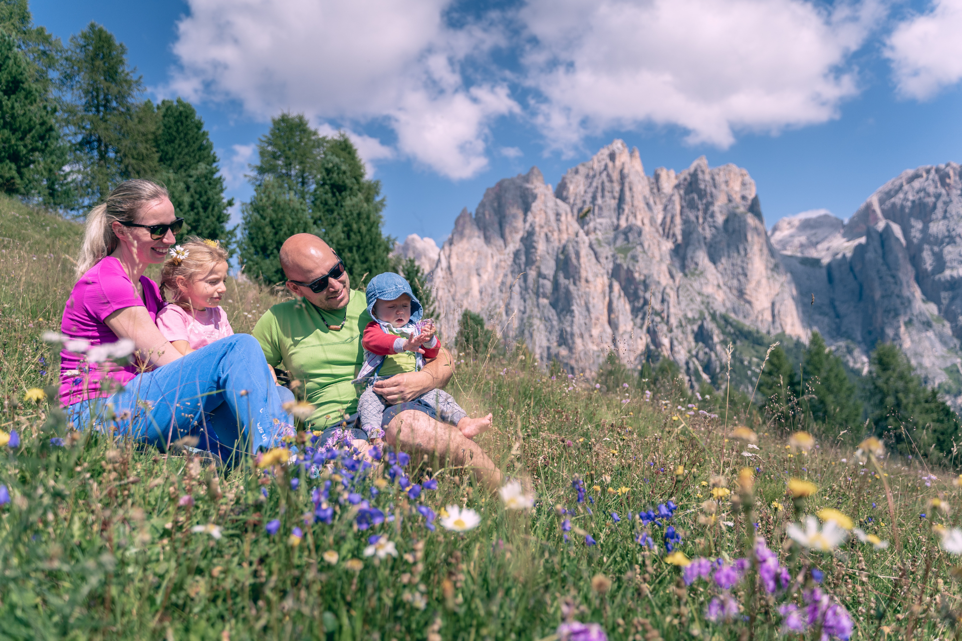 Famiglia tra i fiori al Ciampedie | © Patricia Ramirez - Archivio Immagini ApT Val di Fassa Famiglia tra i fiori al Ciampedie | © Patricia Ramirez - Archivio Immagini ApT Val di Fassa