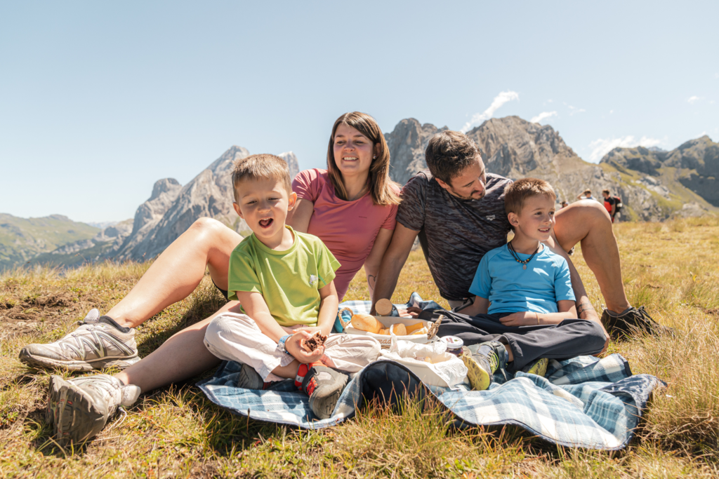 Picnic in famiglia Famiglia si gode un picnic ad alta quota fra le Dolomiti