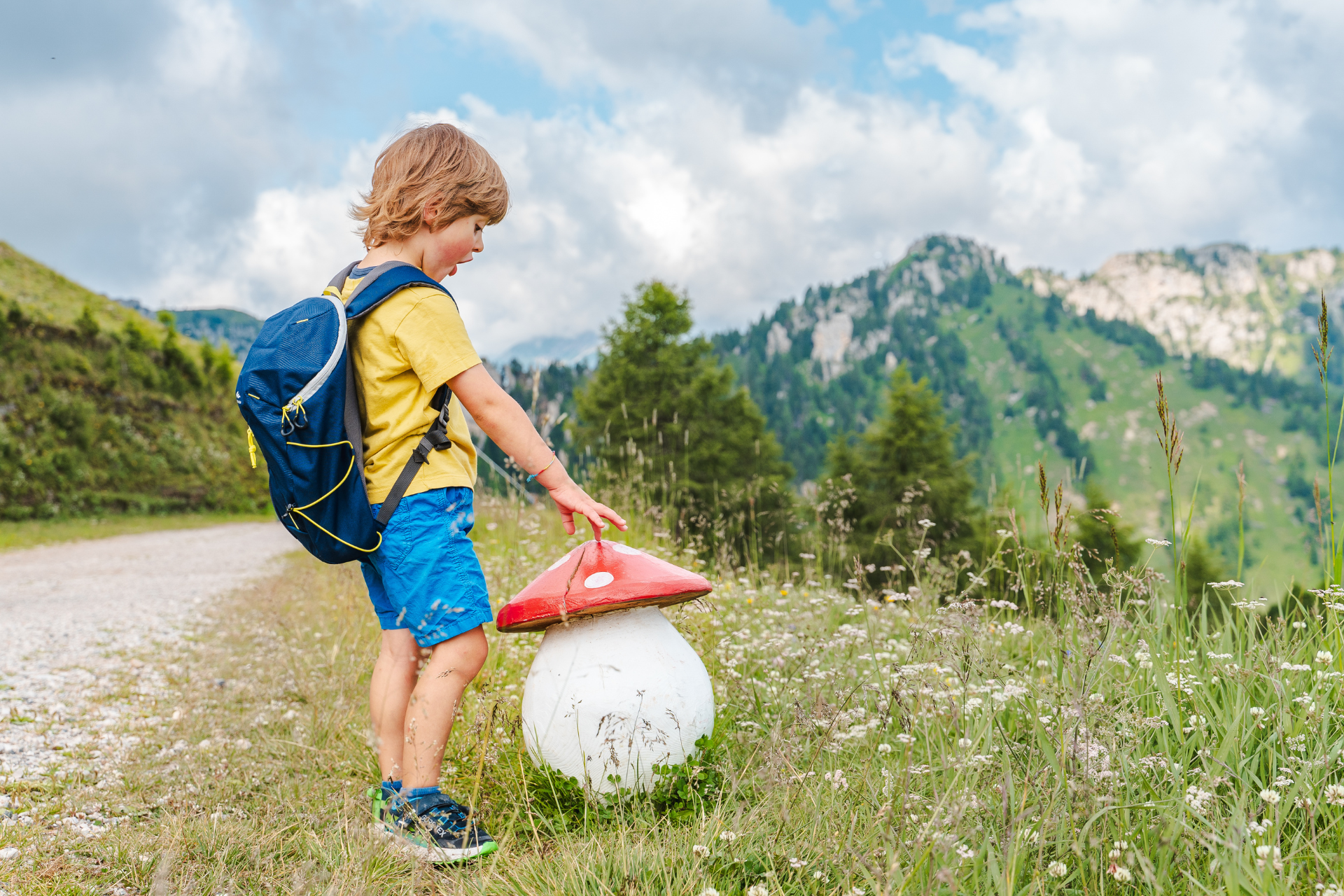 Divertimento lungo un sentiero tematico | © Patricia Ramirez - Archivio Immagini ApT Val di Fassa Bambino si diverte lungo un sentiero tematico ad alta quota | © Patricia Ramirez - Archivio Immagini ApT Val di Fassa