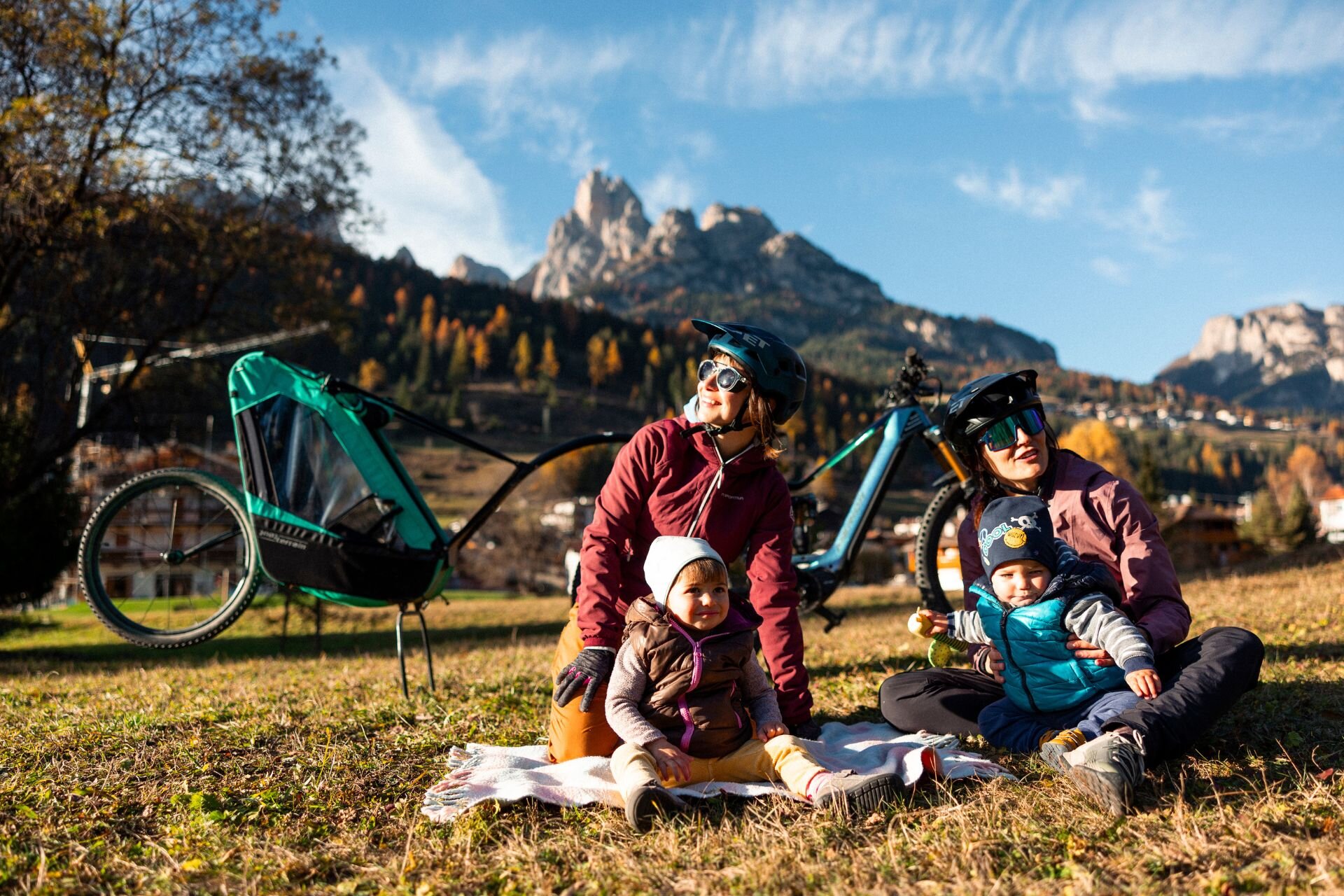 Biciclettata con bambini in famiglia | © Archivio immagini ApT Val di Fassa - Federico Modica Famiglia si diverte lungo la ciclabile di fiemme e fassa | © Archivio immagini ApT Val di Fassa - Federico Modica