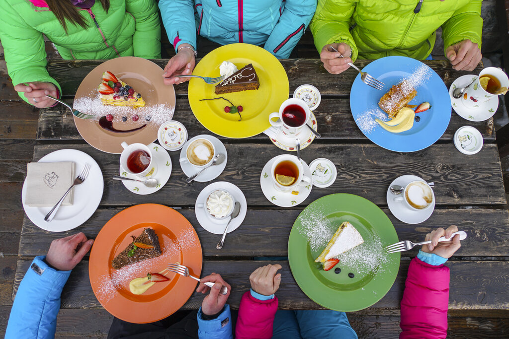 Dessert in rifugio Piatti colorati con diversi dessert fuori da un rifugio