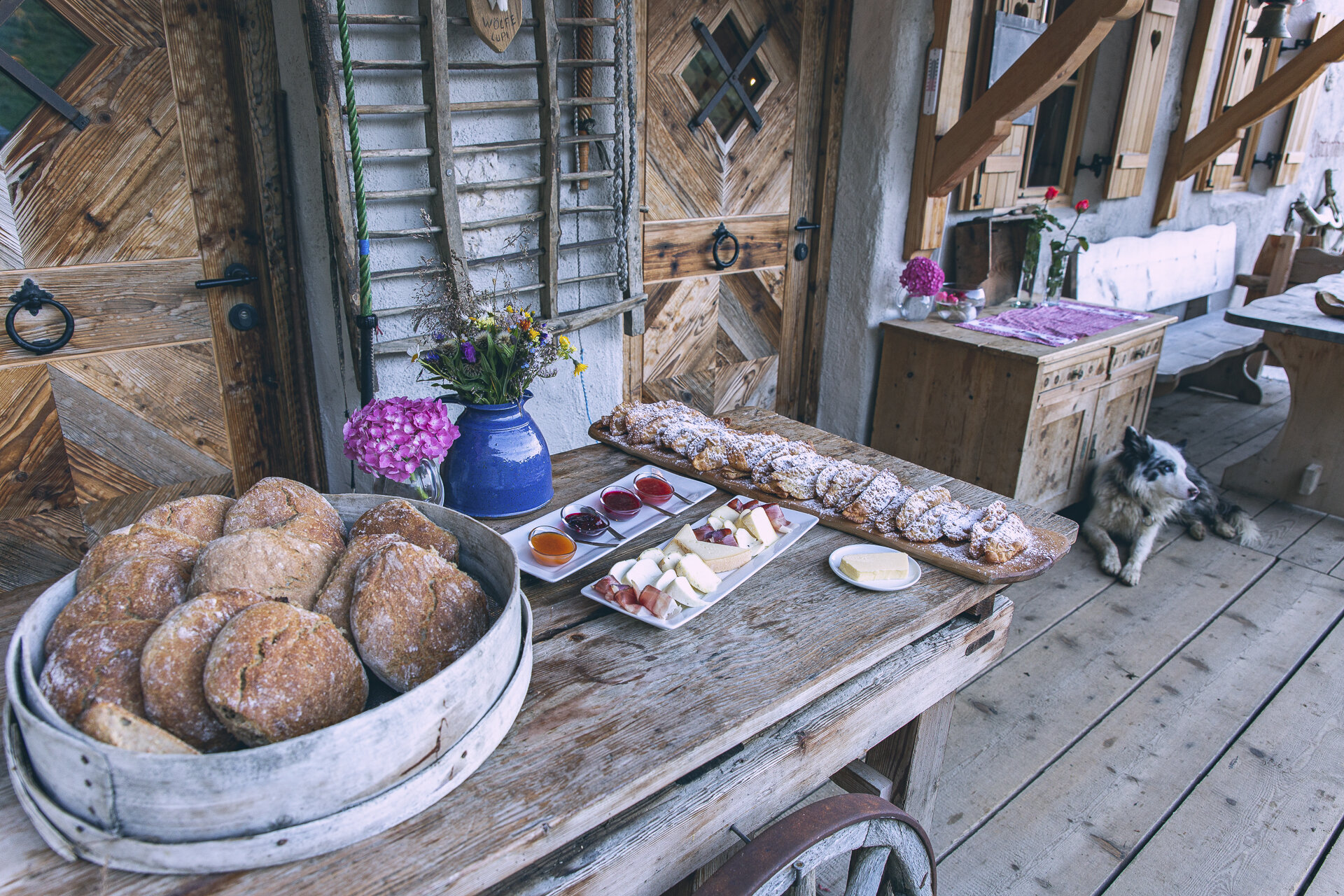 Buffet rustico | © Patricia Ramirez  - Archivio Immagini ApT Val di Fassa Buffet rustico servito fuori da un maso ladino | © Patricia Ramirez  - Archivio Immagini ApT Val di Fassa