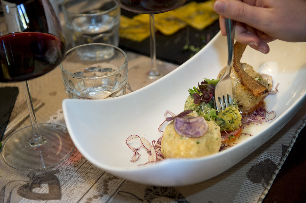 Canederli Piatto di canederli in un agriturismo della Val di Fassa