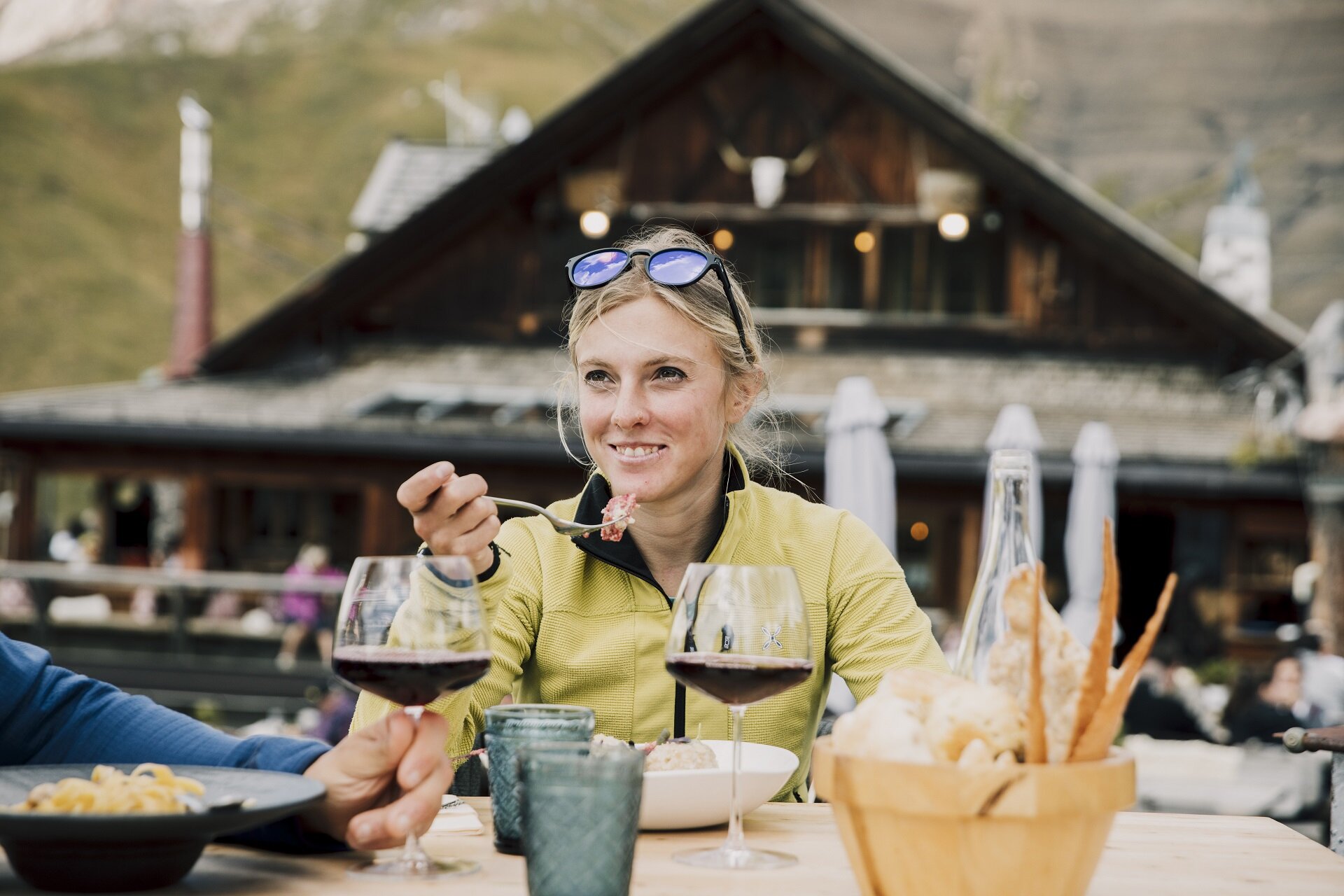 Pranzo in rifugio | © Federico Modica - Archivio Immagini ApT Val di Fassa Persona che mangia nei tavoli esterni di un rifugio sulle Dolomiti | © Federico Modica - Archivio Immagini ApT Val di Fassa