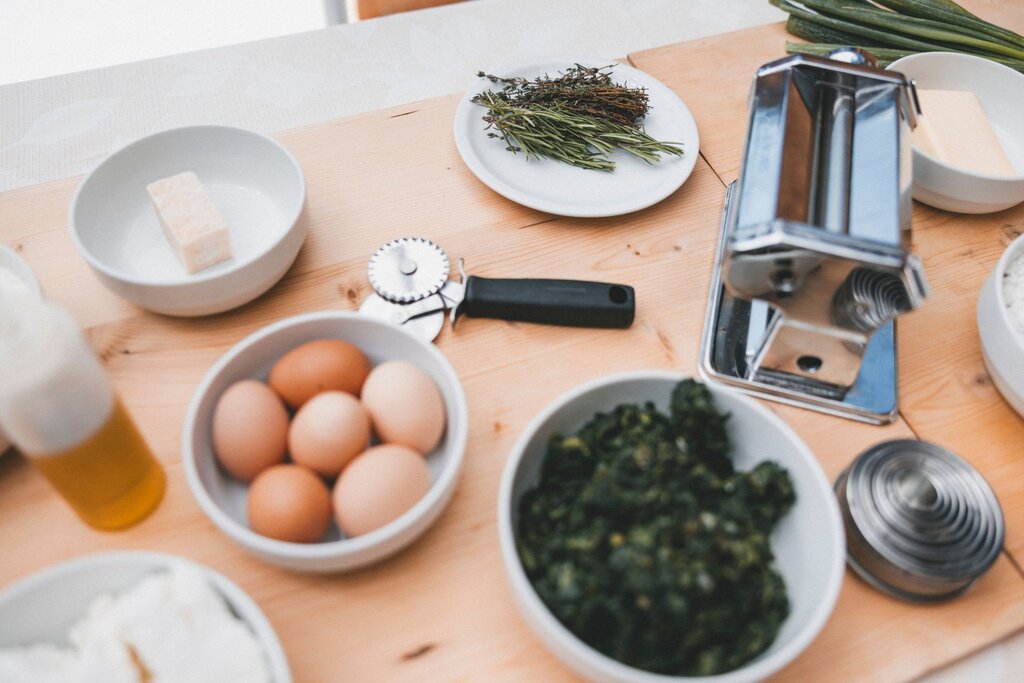 Cooking class in Val di Fassa Tavolo con ingredienti per una lezione di cucina tipica ladina