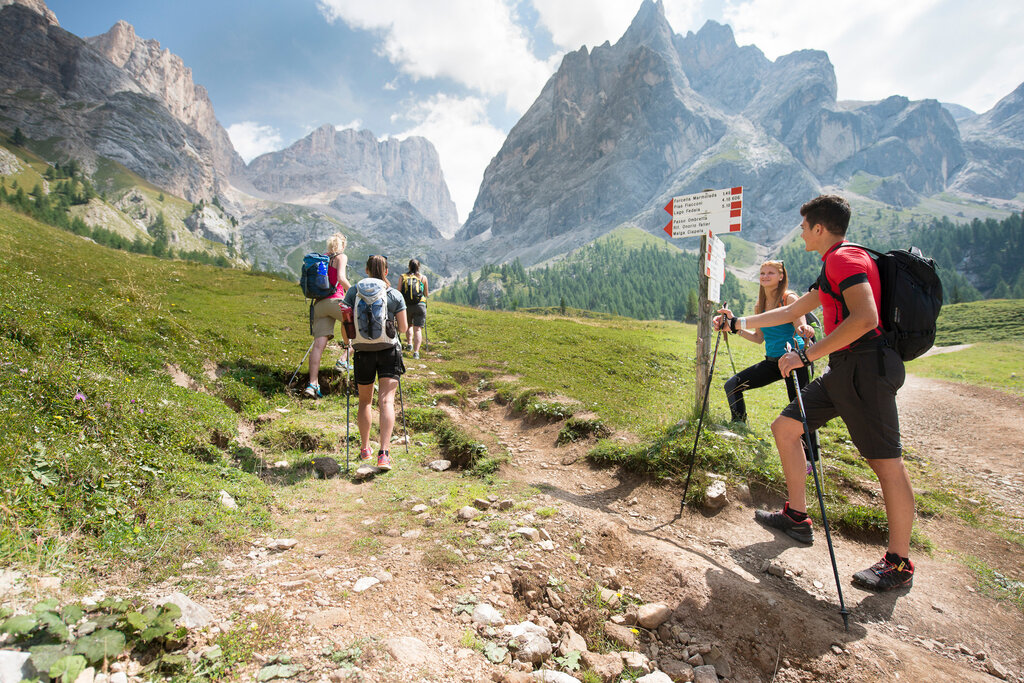 Trekking Persone che fanno un trekking sulle Dolomiti in Val di Fassa