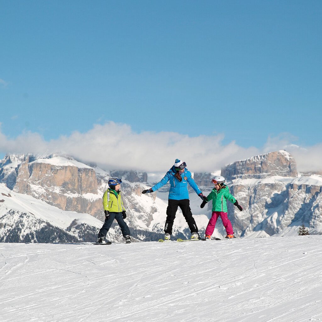 Scuola di sci | © Federico Modica - Archivio Immagini ApT Val di Fassa Scuola di sci in Val di Fassa | © Federico Modica - Archivio Immagini ApT Val di Fassa