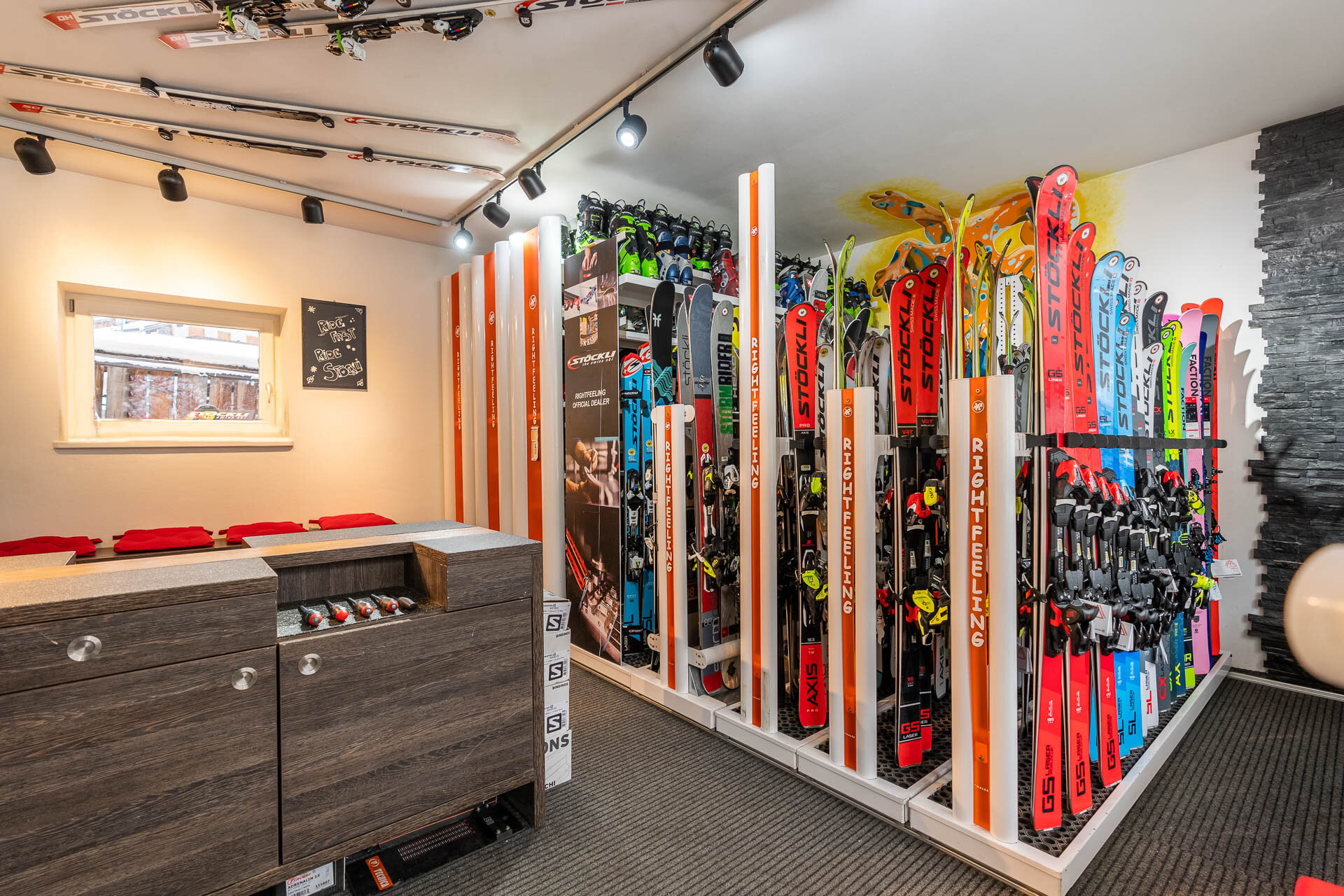 Noleggio sci | © Mattia Rizzi - Archivio Immagini ApT Val di Fassa Noleggio sci Right Feeling a Canazei | © Mattia Rizzi - Archivio Immagini ApT Val di Fassa