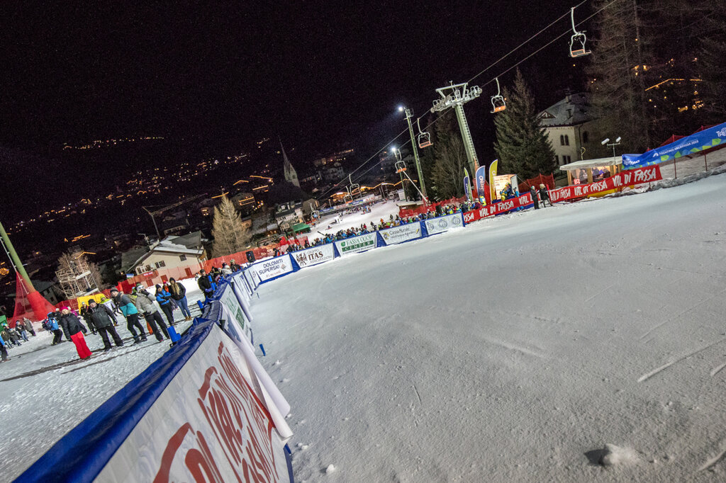 Ski Stadium Aloch Lo Ski Stadium Aloch, la pista notturna a Pozza di Fassa