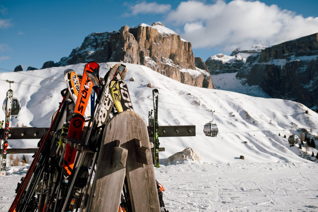 Sciare con vista Pordoi Deposito di sci con vista sul Pordoi