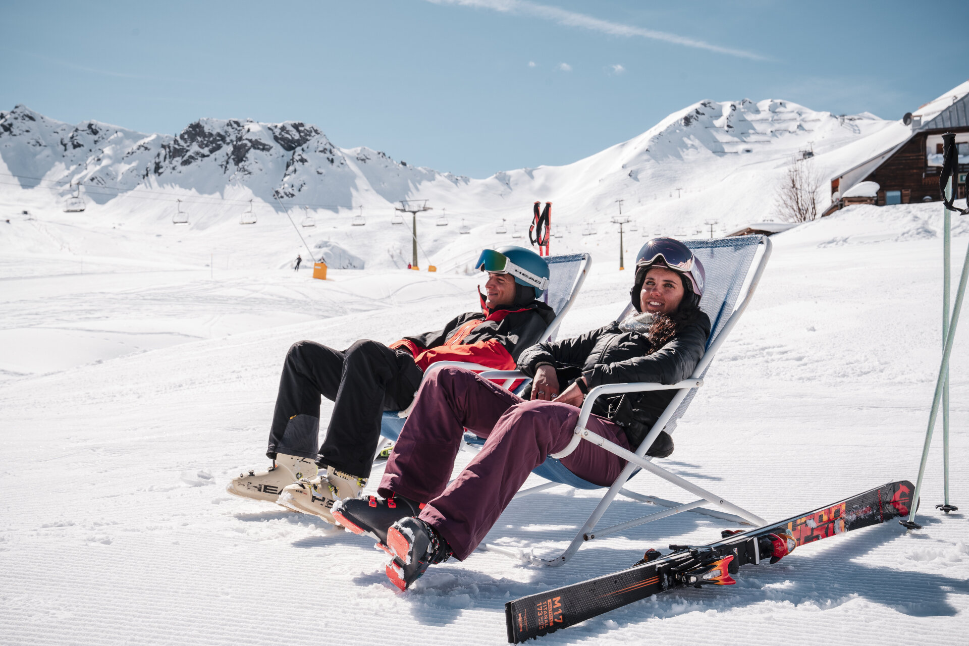 Coppia si riposa al Ciampac | © Mattia Rizzi - Archivio Immagini ApT Val di Fassa Coppia di sciatori si riposano su sdraio nella skiarea Ciampac | © Mattia Rizzi - Archivio Immagini ApT Val di Fassa