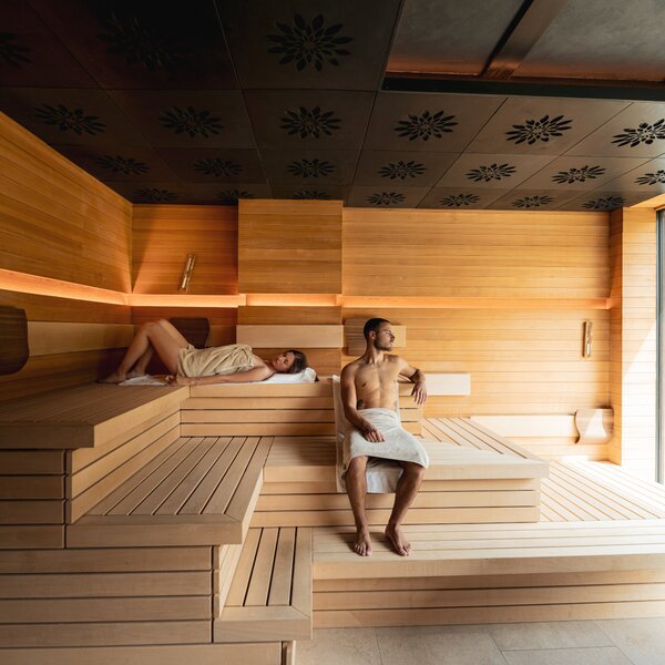Sauna in Val di Fassa | © Mattia Rizzi - Archivio Immagini ApT Val di Fassa Persone che si rilassano in una sauna con la vista sulle Dolomiti della Val di Fassa | © Mattia Rizzi - Archivio Immagini ApT Val di Fassa