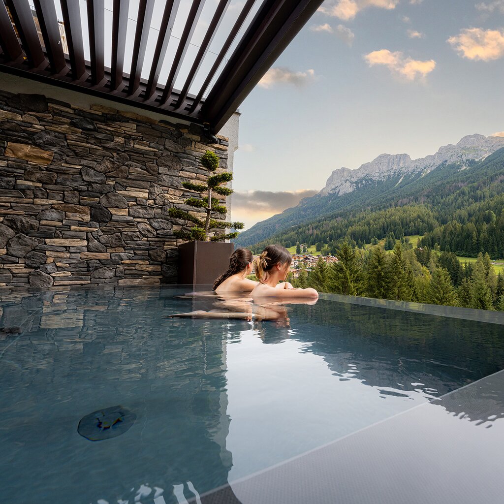 Piscina con vista | © Mattia Rizzi - Archivio Immagini ApT Val di Fassa  Piscina esterna con vista sulle Dolomiti in un hotel a Soraga in Val di Fassa | © Mattia Rizzi - Archivio Immagini ApT Val di Fassa