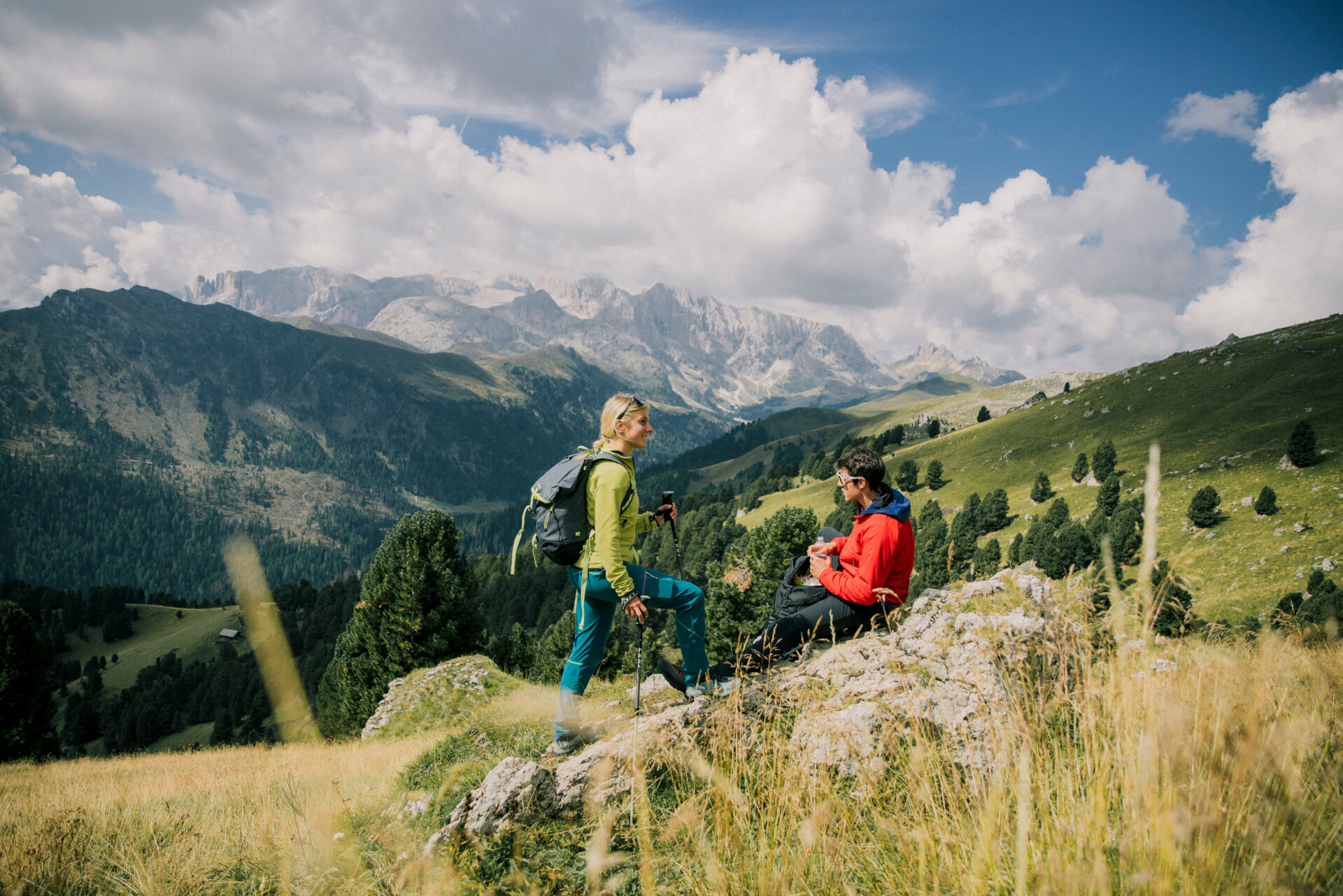 Relax sulle Dolomiti | © Federico Modica - Archivio Immagini ApT Val di Fassa Persone che si riposano su un prato durante un trekking sulle Dolomiti in Val di Fassa | © Federico Modica - Archivio Immagini ApT Val di Fassa