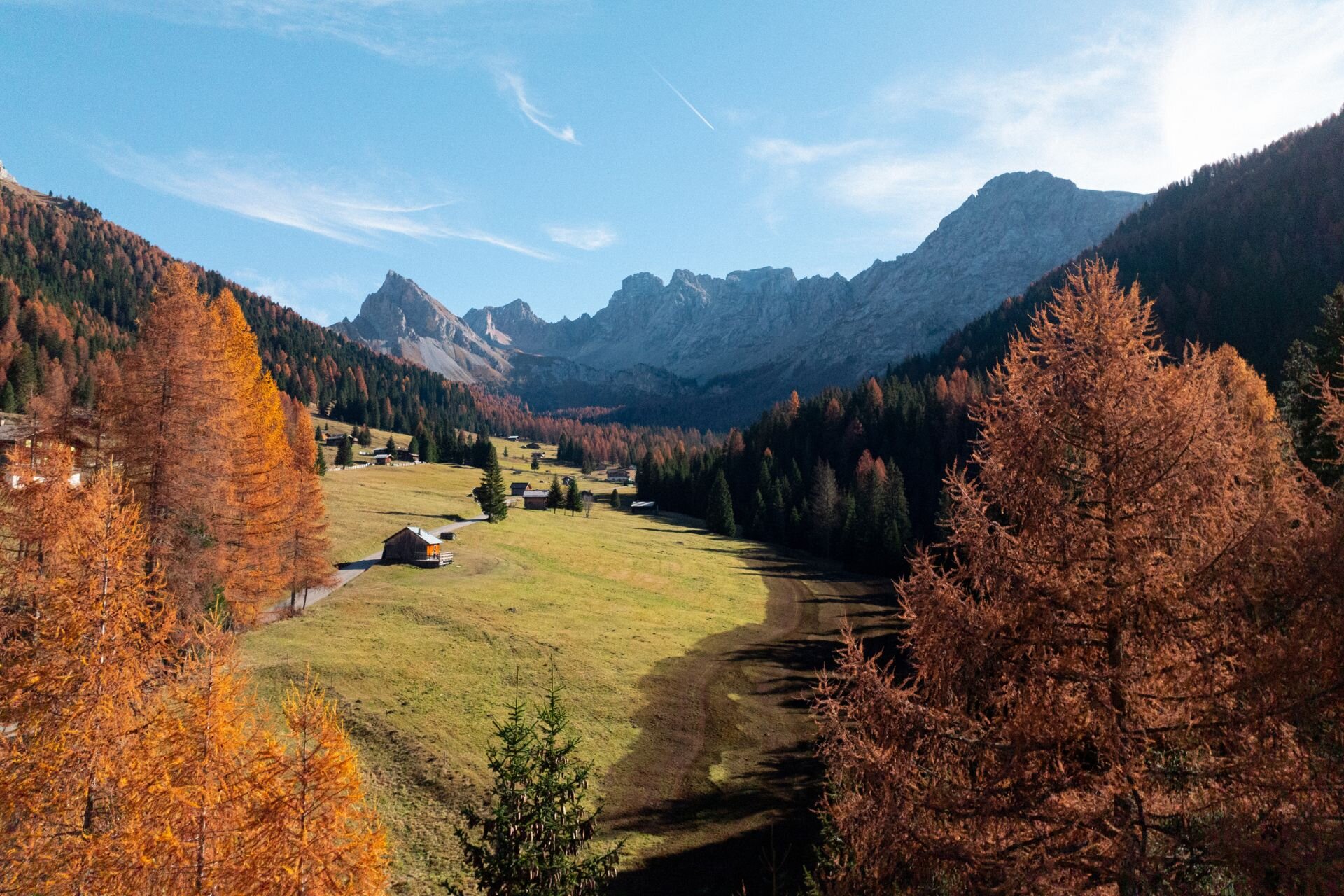 Panorama sulla Val San Nicolò in Autunno | © Archivio immagini ApT Val di Fassa - Federico Modica Vista dall'alto di un sentiero fra prati, boschi e foliage in Val San Nicolò | © Archivio immagini ApT Val di Fassa - Federico Modica