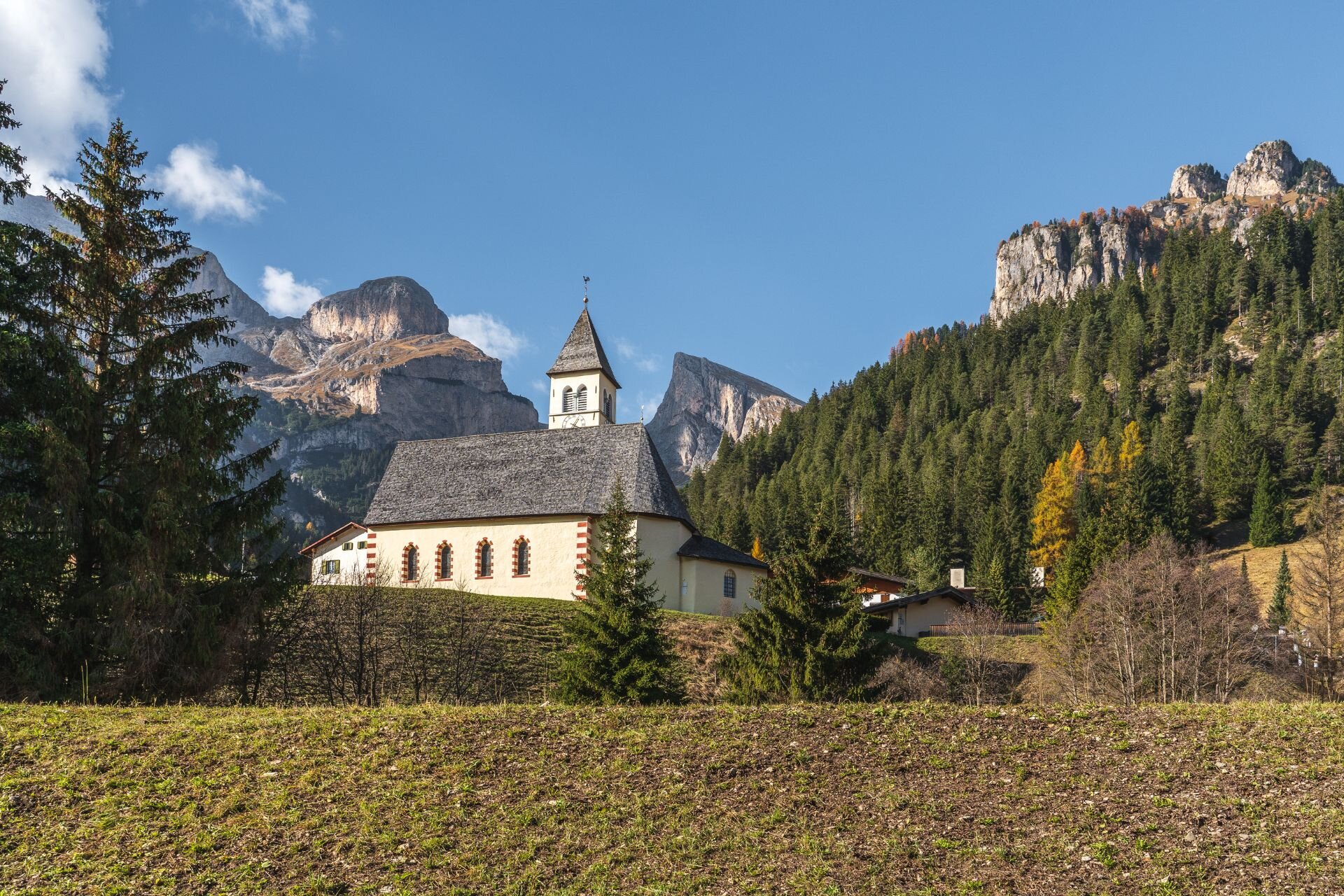 Mazzin in autunno | © Archivio Immagini ApT Val di Fassa - Patricia Ramirez Vista della chiesetta di mazzin con le dolomiti sullo sfondo | © Archivio Immagini ApT Val di Fassa - Patricia Ramirez