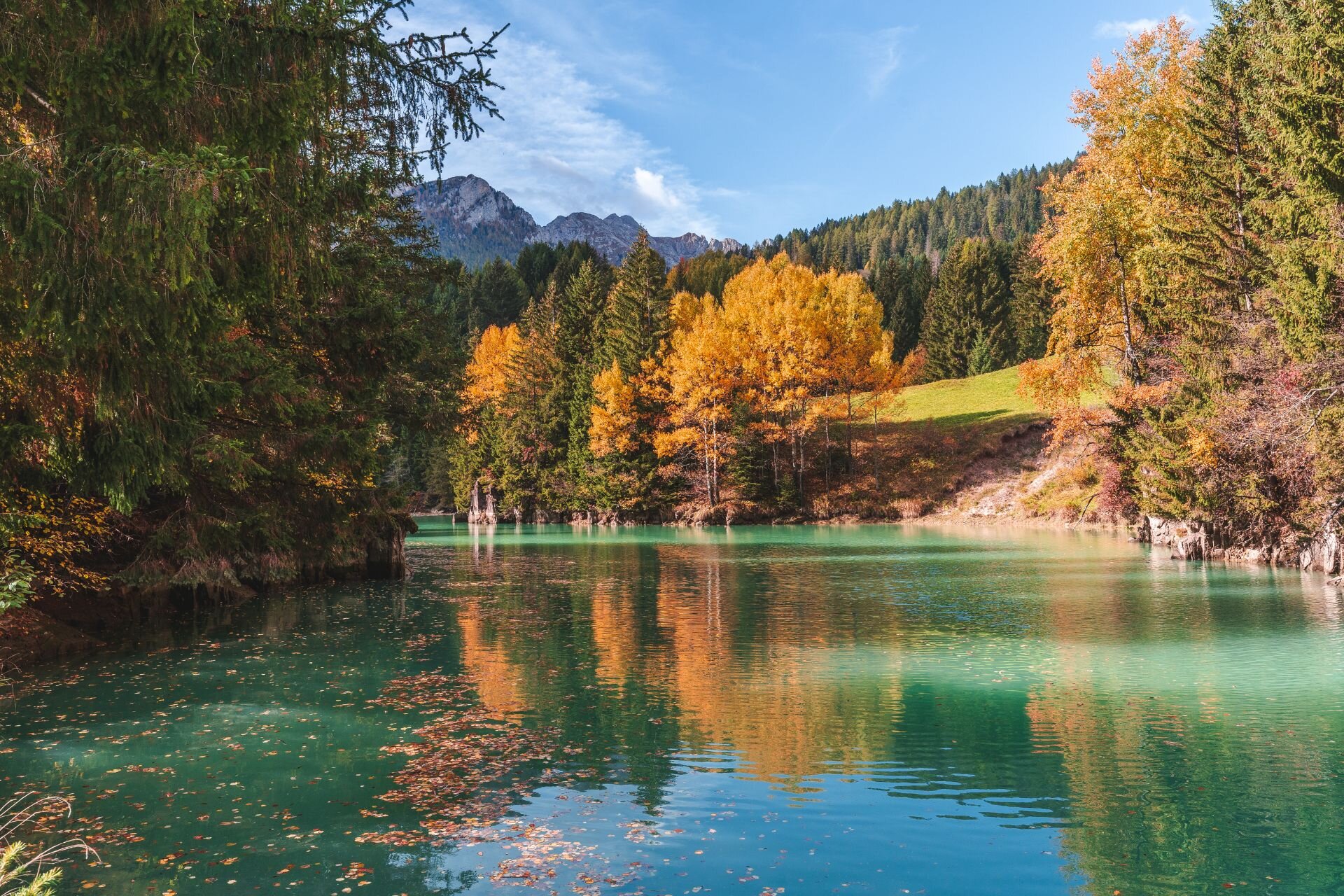Lago di Soraga in autunno | © Archivio Immagini Apt Val di Fassa -Patricia Ramirez Laghetto attorniato da foliage autunnale | © Archivio Immagini Apt Val di Fassa -Patricia Ramirez