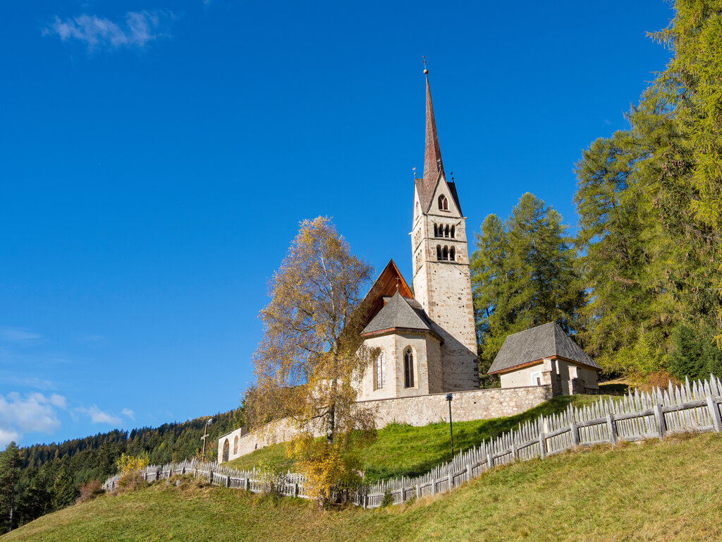 Autunno a Vigo Autunno alla Chiesa di Santa Giuliana a Vigo in Val di Fassa