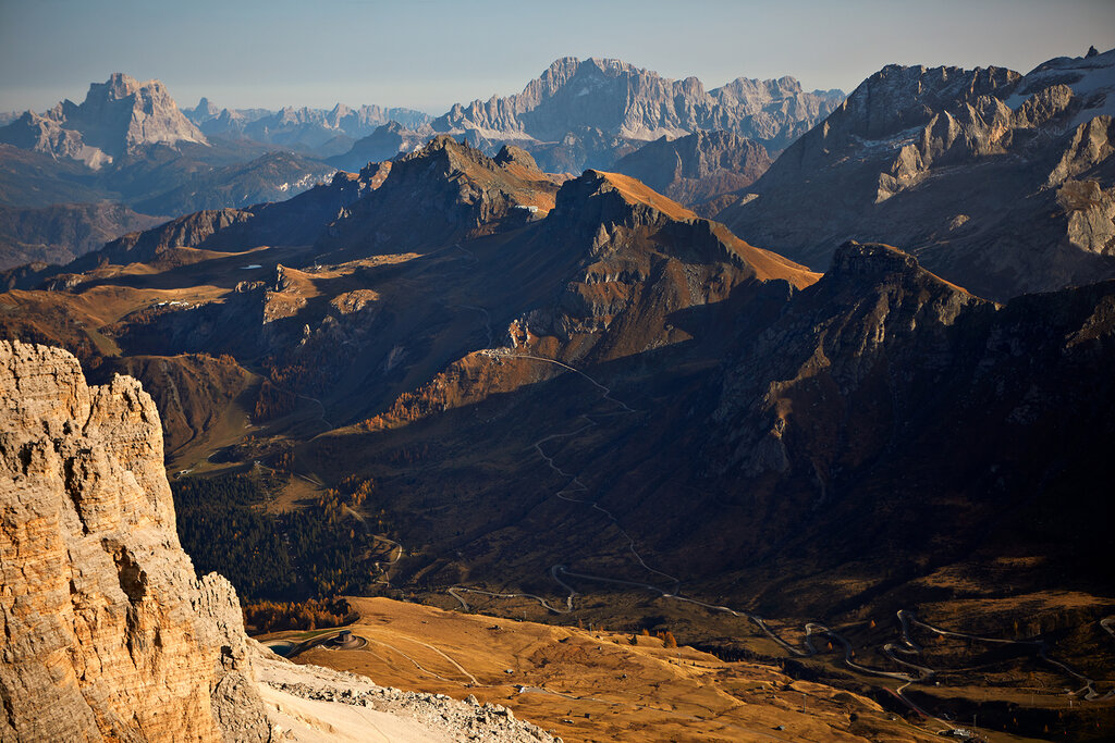 Paesaggio dal Sass Pordoi | © Coolpixel - Archivio Immagini APT Val di Fassa Paesaggio autunnale del Passo Pordoi vista dal Sass Pordoi in Val di Fassa | © Coolpixel - Archivio Immagini APT Val di Fassa