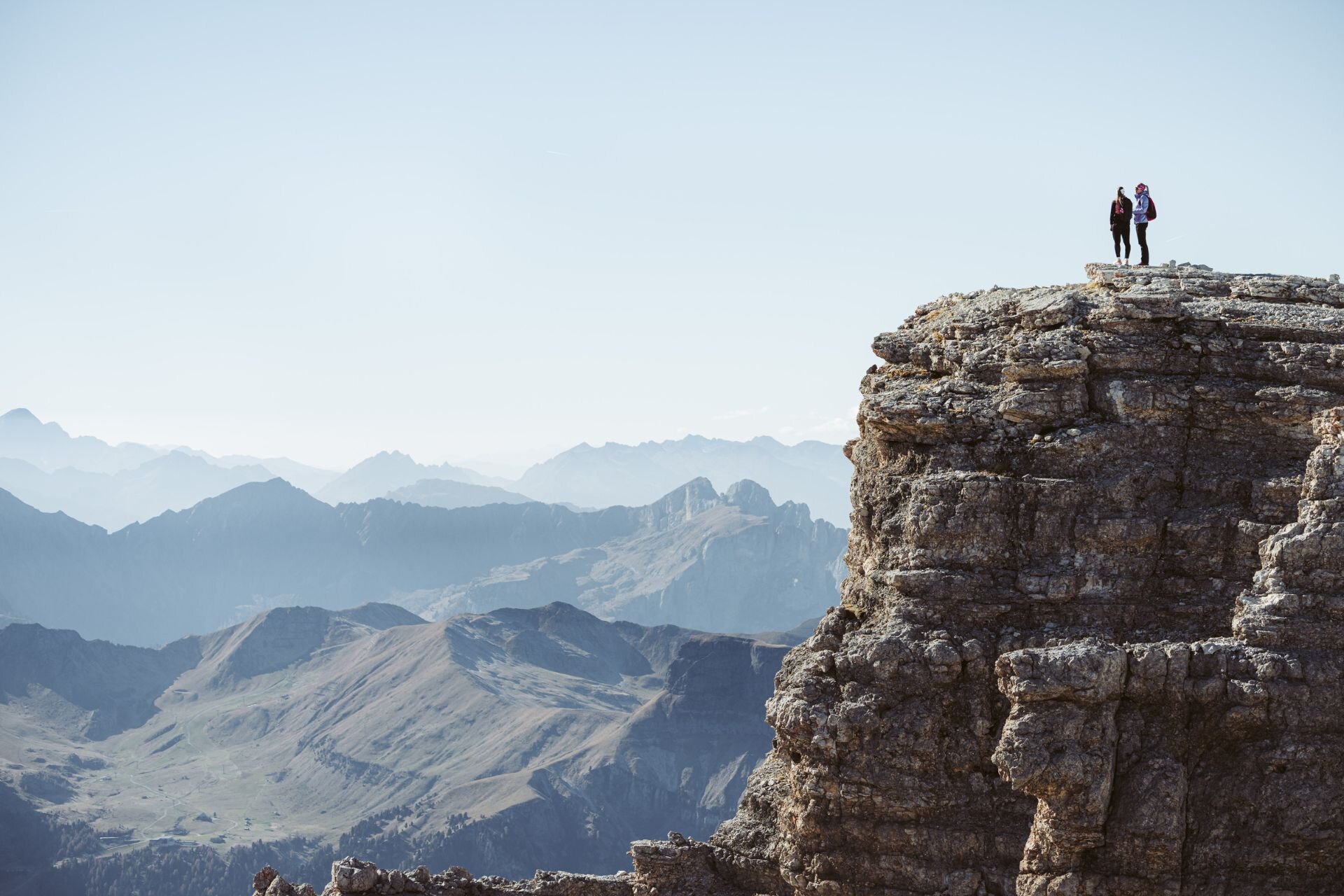 Due donne in piedi vicino ad uno strapiombo sul Sass Pordoi | © Archivio immagini ApT Val di Fassa - Imago Garage