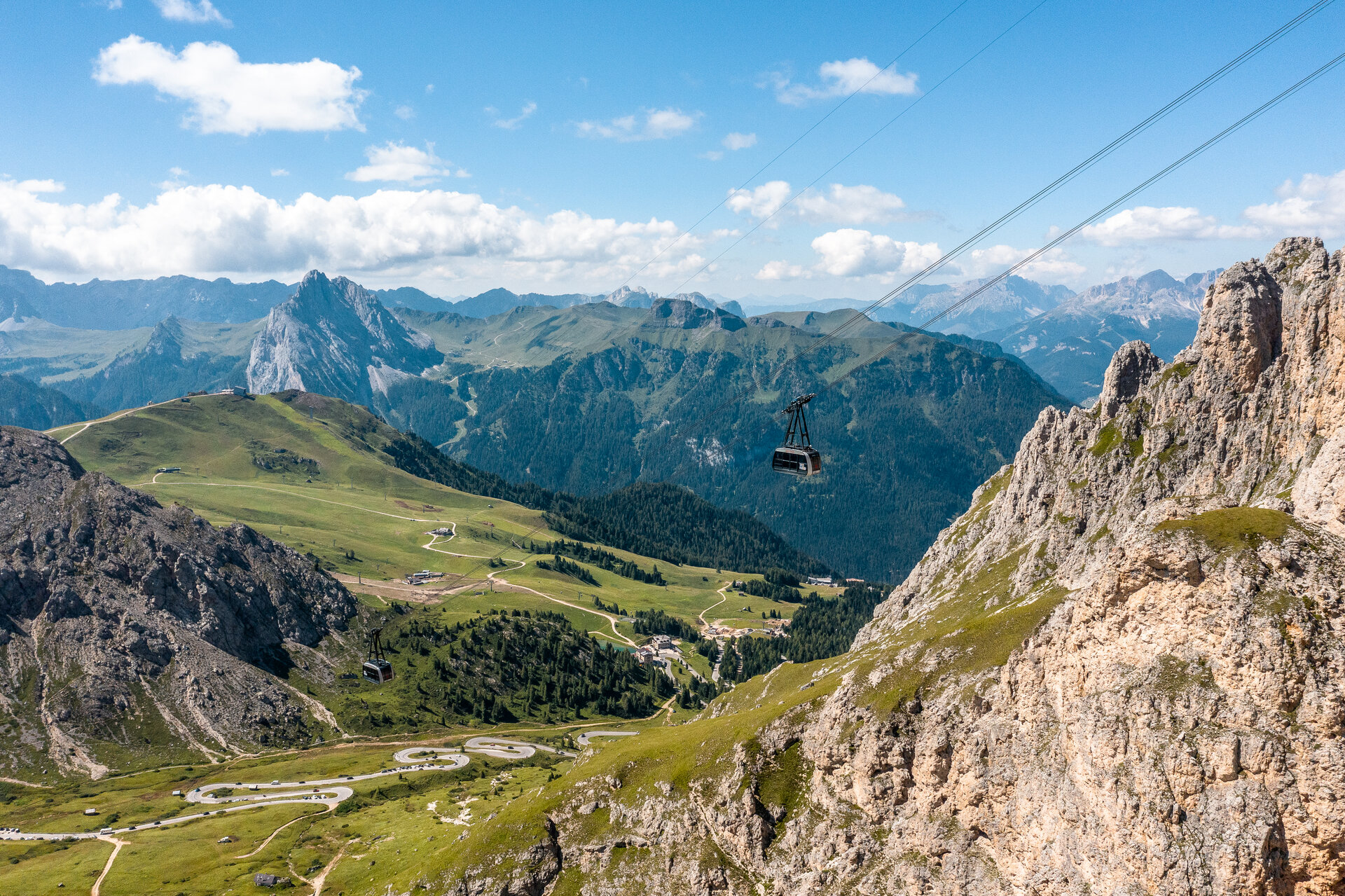Impianto Passo Pordoi | © Andrea Costa, Sitc - Archivio Immagini ApT Val di Fassa Impianto di risalita al Sass Pordoi in Val di Fassa | © Andrea Costa, Sitc - Archivio Immagini ApT Val di Fassa