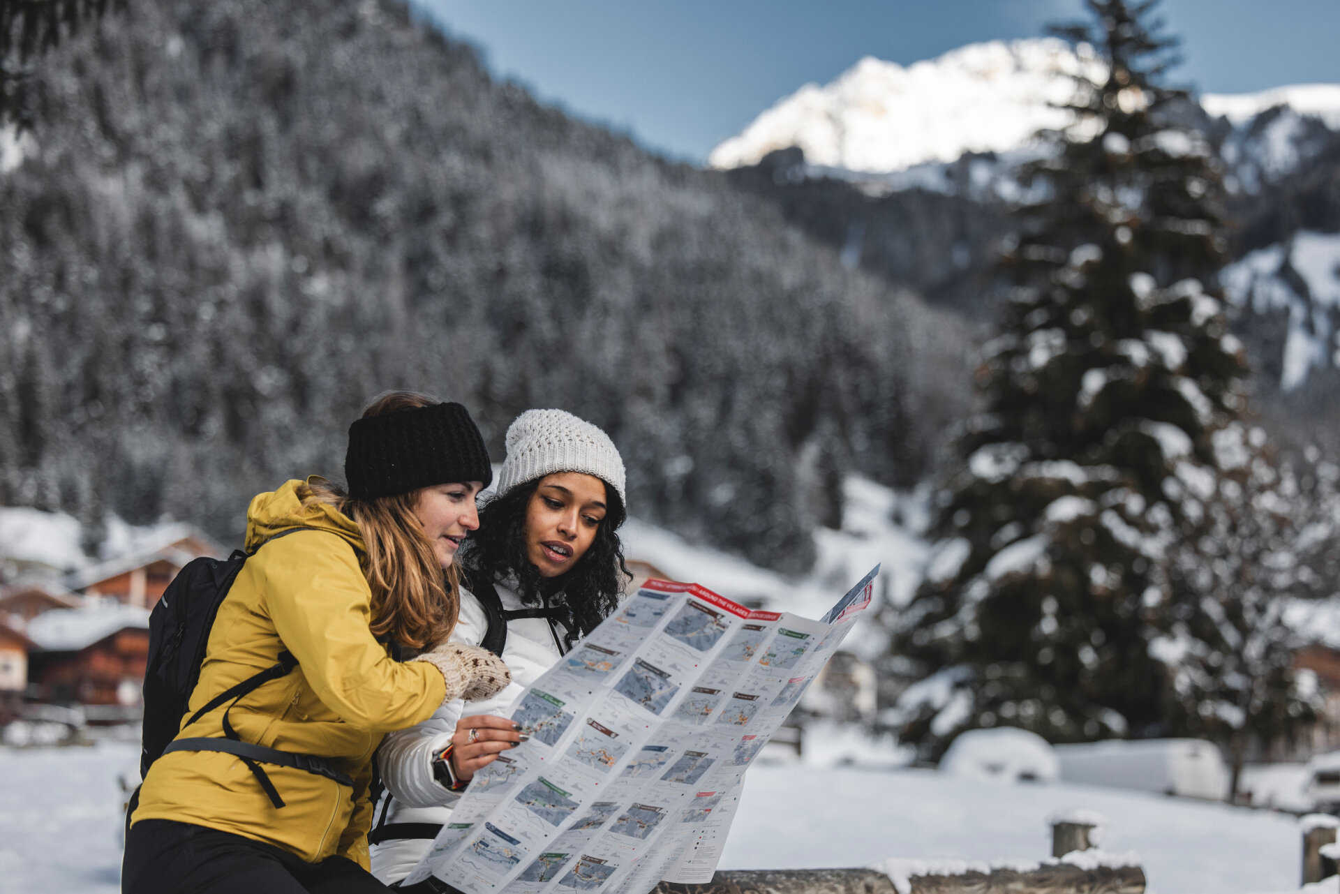 Camminata in val di fassa | © Archivio Immagini ApT Val di Fassa - Federico Modica Due ragazze leggono la cartina delle passeggiate invernali in val di fassa | © Archivio Immagini ApT Val di Fassa - Federico Modica