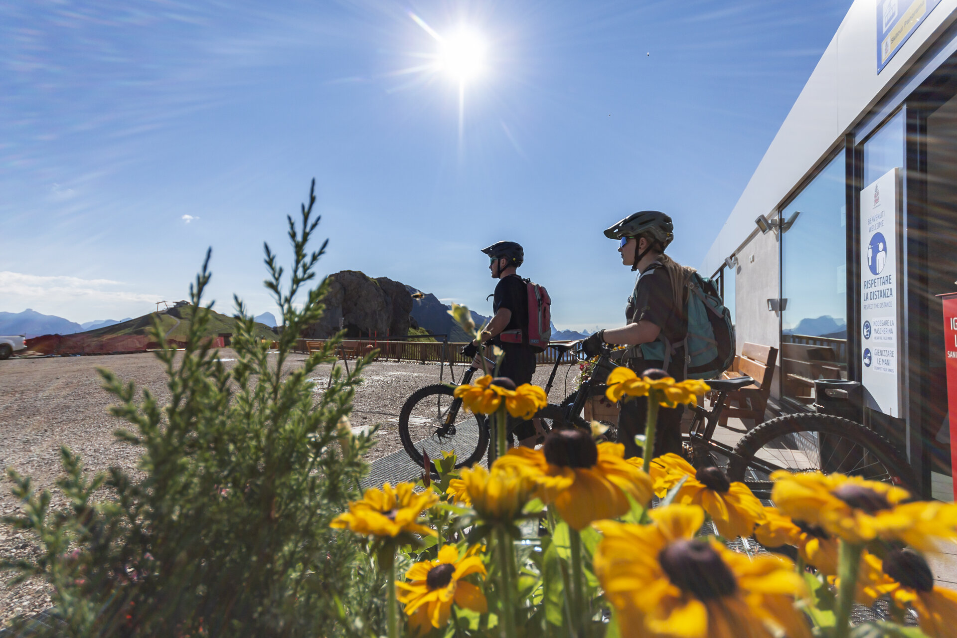 Bike impianti | © Archivio Immagini ApT Val di Fassa Persone con le bici fuori dagli impianti in Val di Fassa | © Archivio Immagini ApT Val di Fassa