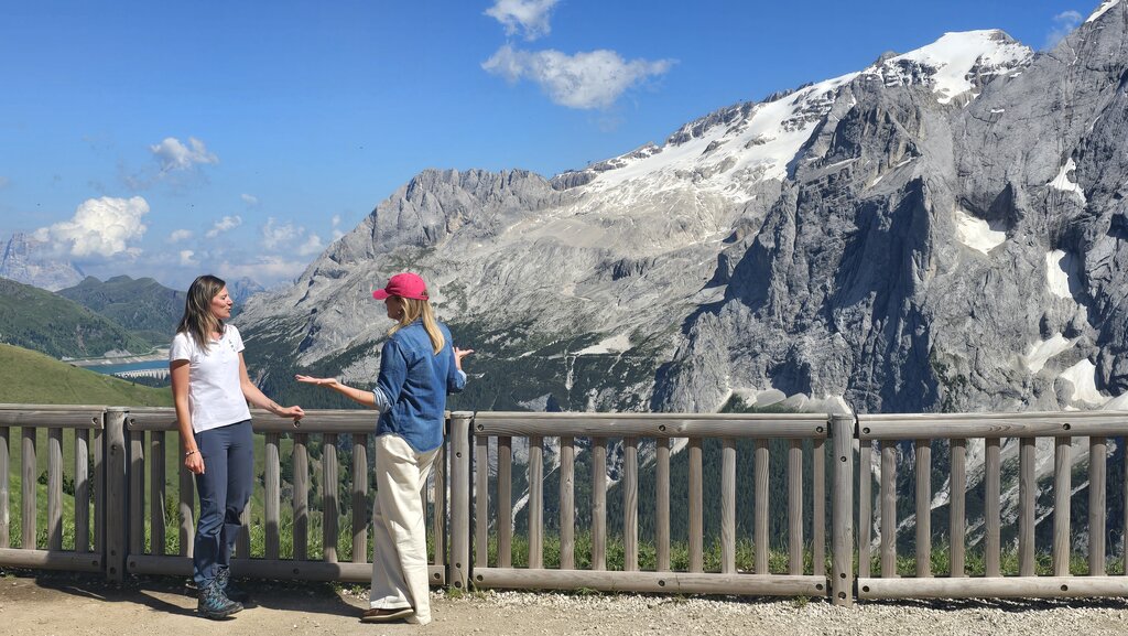 Chiara Maci in Val di Fassa Chiara Maci al Belvedere, Canazei, Val di Fassa con la Marmolada