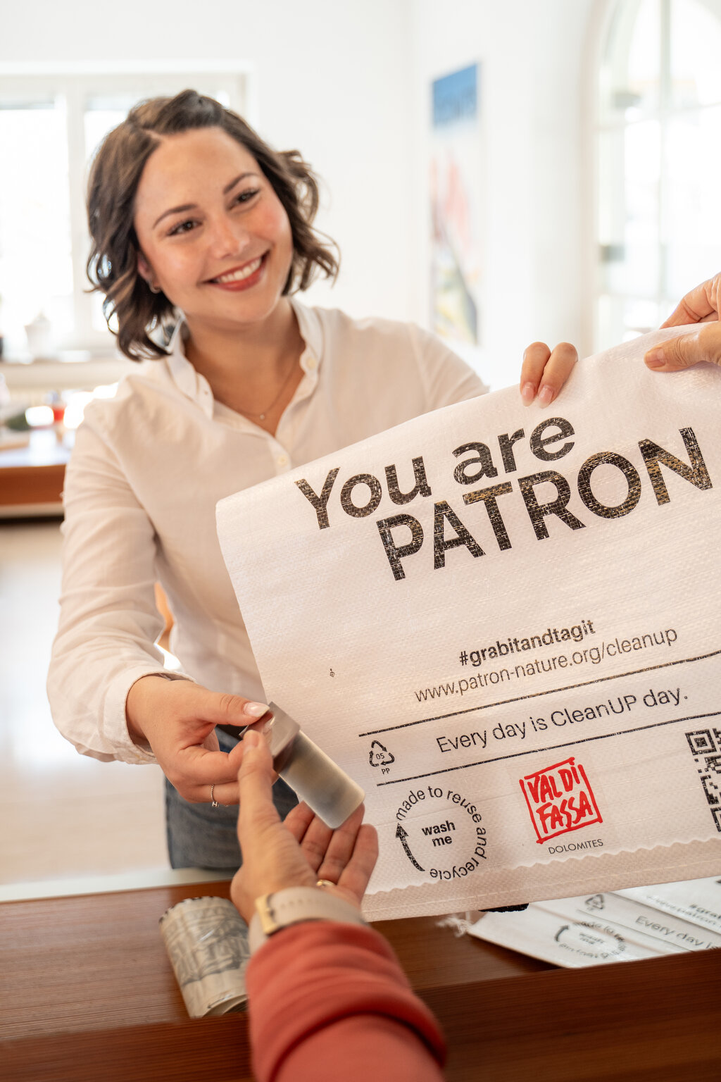 CleanUp Days Consegna del kit riutilizzabile in ufficio turistico