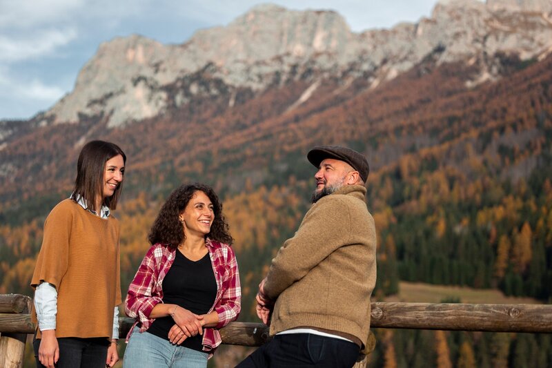 Autunno in Val di Fassa | © Archivio immagini ApT Val di Fassa - Federico Modica Amici in autunno in val di fassa | © Archivio immagini ApT Val di Fassa - Federico Modica