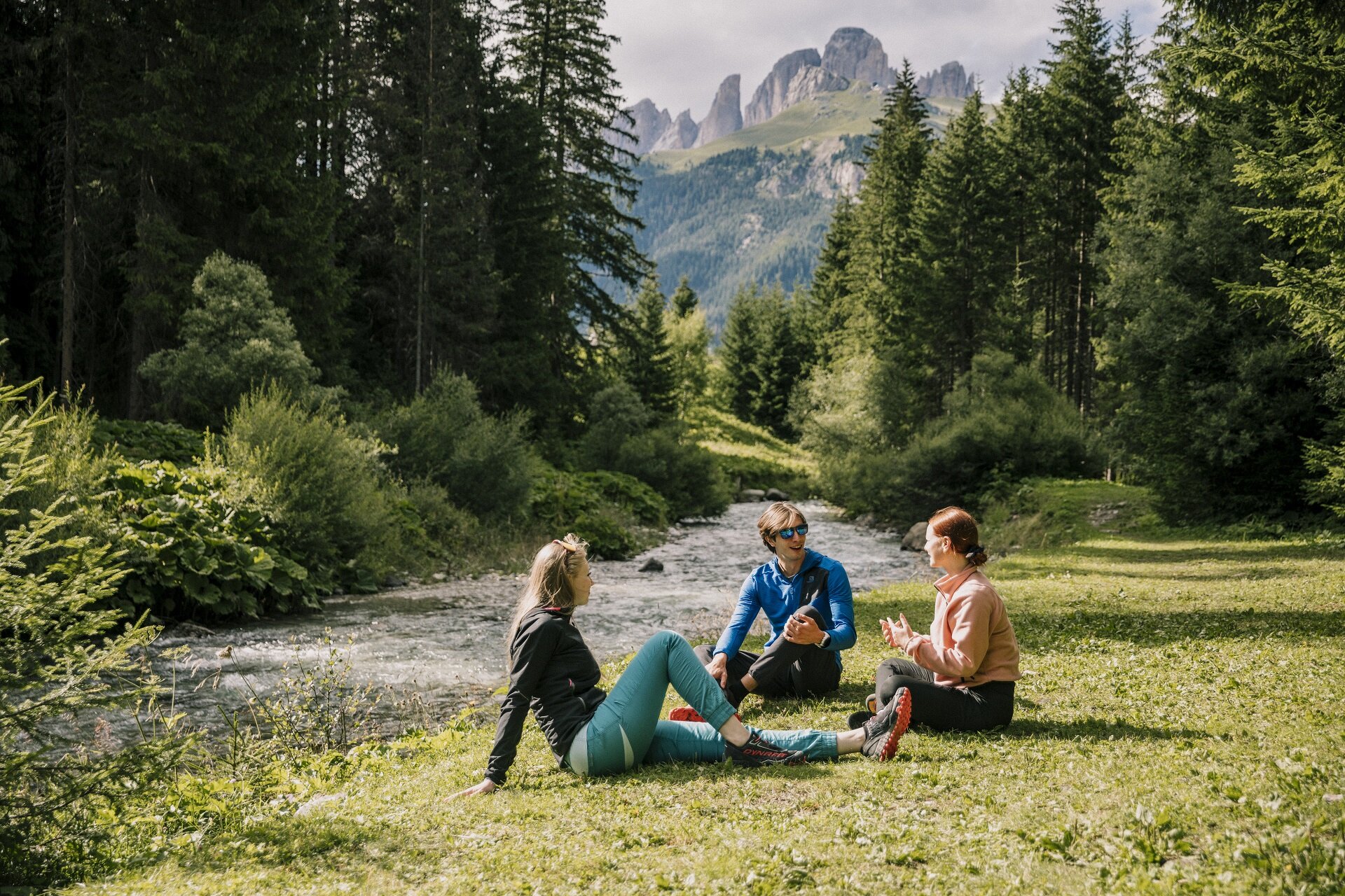 Relax nella natura | © Federico Modica - Archivio Immagini ApT Val di Fassa Persone che si rilassano in un prato vista Dolomiti in Val di Fassa | © Federico Modica - Archivio Immagini ApT Val di Fassa